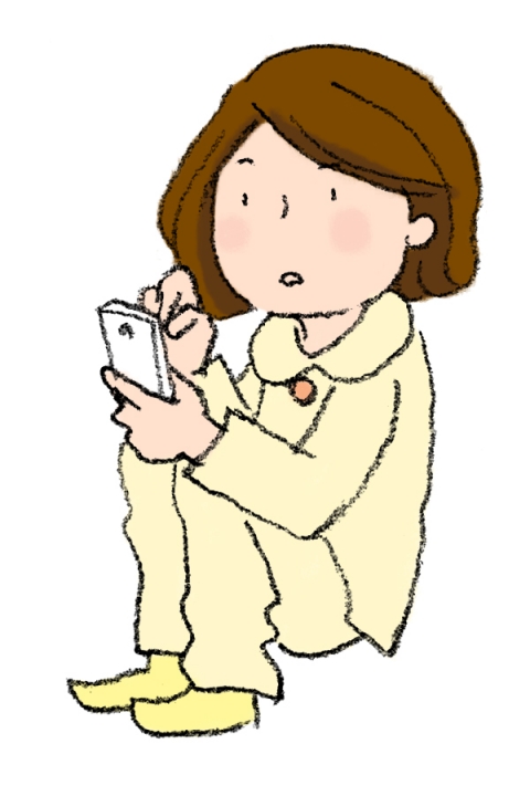 パジャマで携帯を見る女性のイラスト