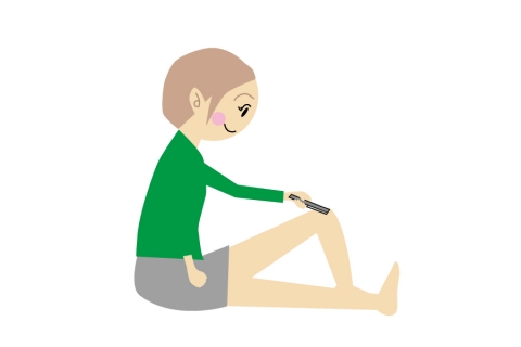 膝を立てて剃刀で足のムダ毛を剃ってる女の子のイラスト